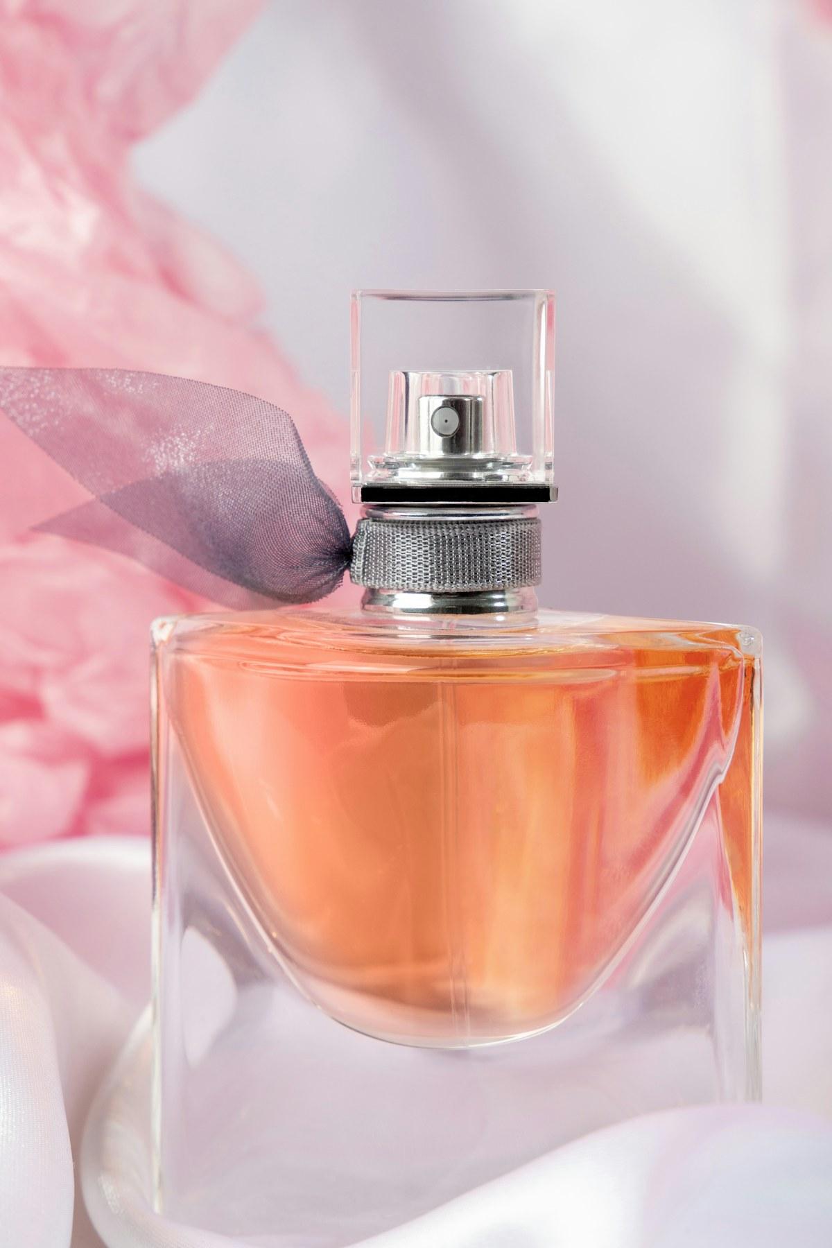 Soft pink and silver fragrance composition