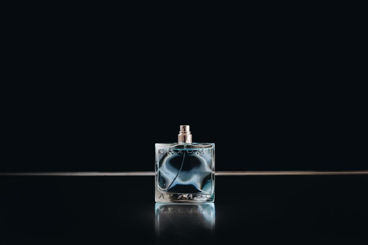 Dark amber masculine fragrance composition